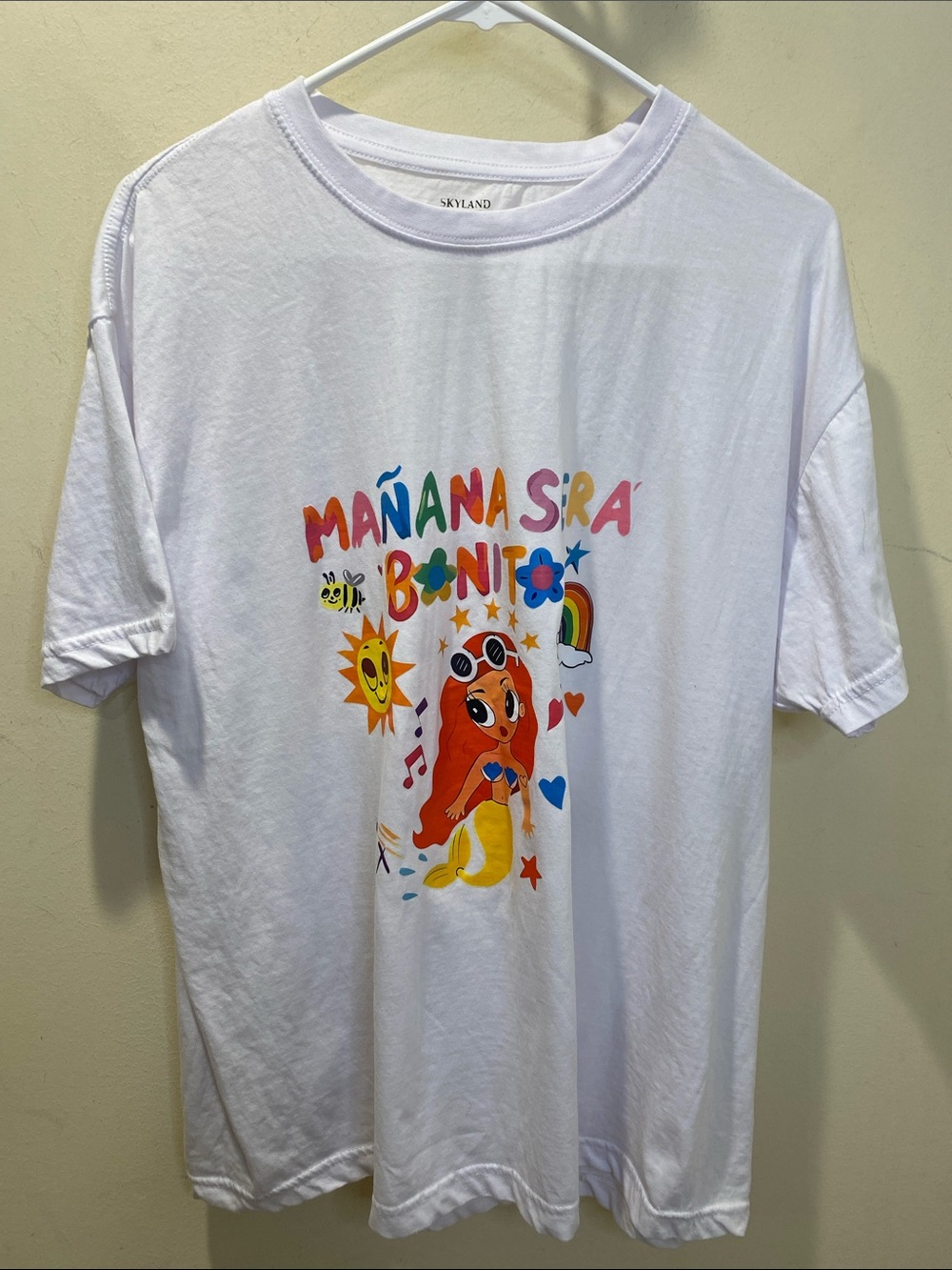"Mañana Será Bonito" White Graphic Tee Sz L